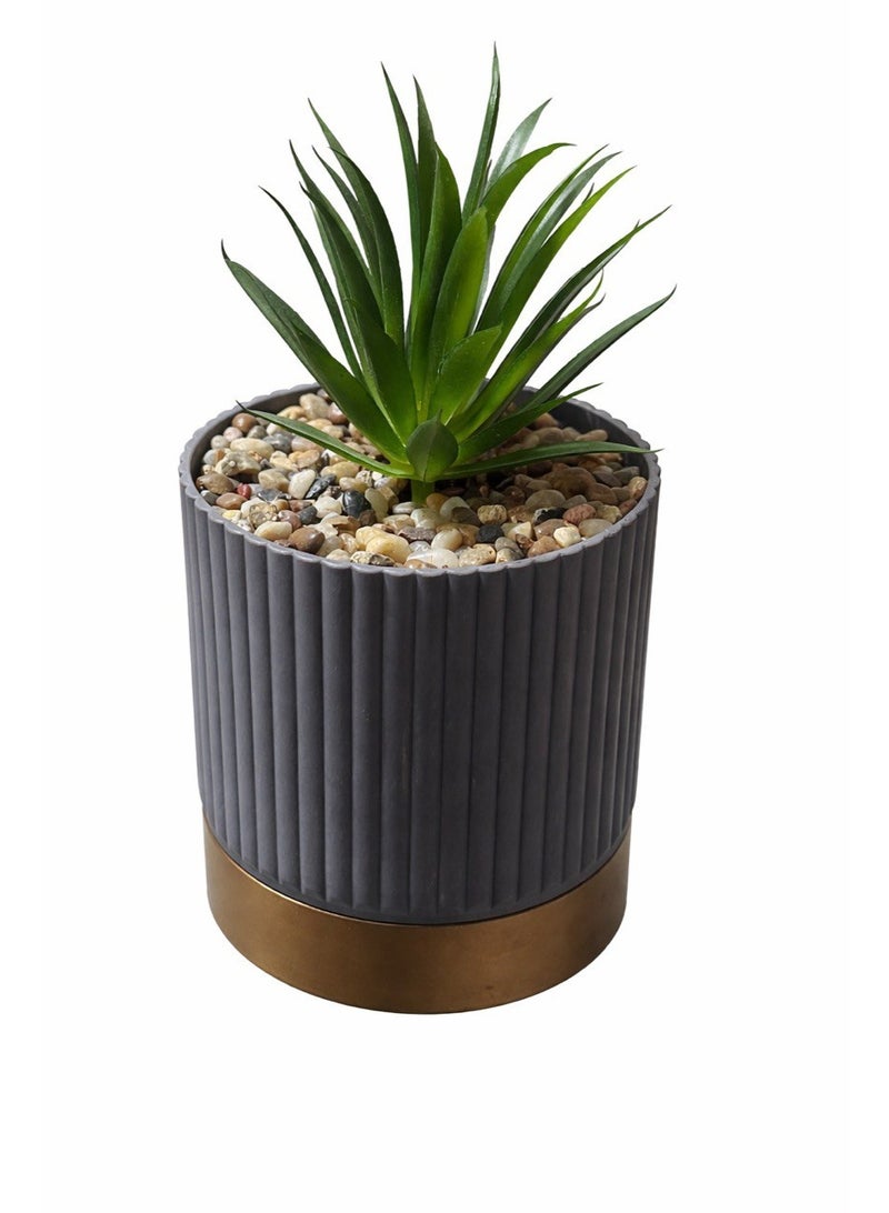 A Charming, Small Artificial Plant Perfect For Decorating Desks, Windowsills, Or Small Shelves. The Plant Features Long, Spiky Leaves In A Bright Green Color With Yellowish-Green Tips, Giving It A Fresh And Lively Look.